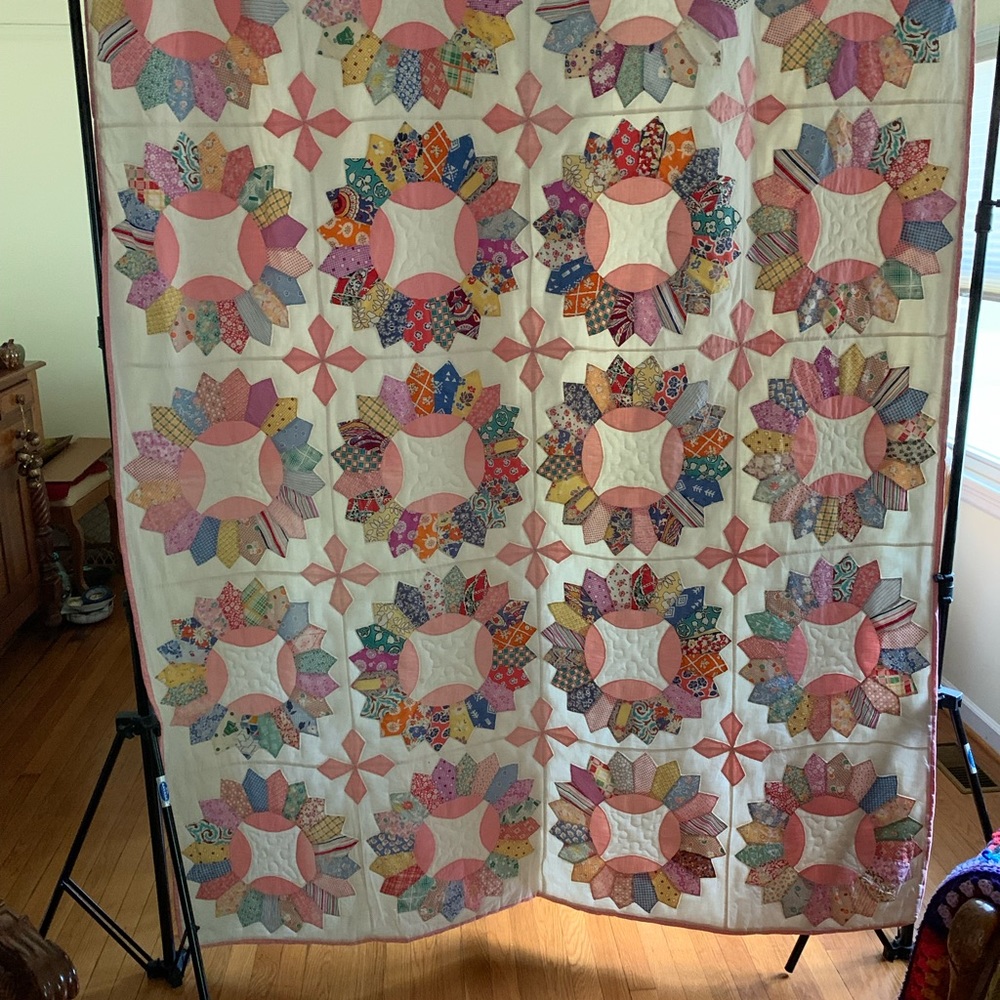 Vintage hand quilted quilt in the Dresden plate variation